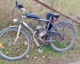 Stary rower z silnikiem spalinowym, który może przynieść mandat za nielegalne modyfikacje.