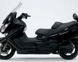 Czarny skuter Suzuki Burgman 650, zgrabny i mocny, gotowy na każdą trasę, niczym v-max w świecie maxi skuterów.