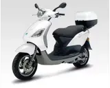 Biały skuter Piaggio Fly 125 z kufrem. Poznaj piaggio fly 125 dane techniczne.