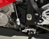 Mechanizm quickshifter co to? Widok na silnik motocykla BMW z elementami układu zmiany biegów.