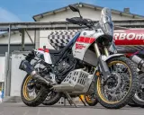 Biały motocykl Yamaha Ténéré 700 z czerwonymi akcentami, gotowy na przygodę. Dane techniczne tego modelu zachwycają.