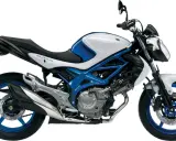 Suzuki Gladius 650 waga - lekki i zwinny motocykl w białym i niebieskim malowaniu, gotowy do jazdy.