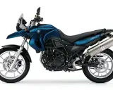 Niebieski motocykl BMW F 650 GS, idealny do podróży. Sprawdź jego dane techniczne!