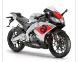 Srebrno-czerwona Aprilia RS 125 gotowa do dynamicznego przyspieszenia 0-100 km/h.