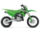 Zielony motocykl Kawasaki KX 85, gotowy do wyścigów. Zastanawiasz się, kawasaki kx 85 ile ma koni?