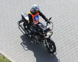 Osoba w kamizelce z literą "L" na motocyklu, przygotowuje się do egzaminu na prawo jazdy kategorii A2. Od ilu lat można zdawać?