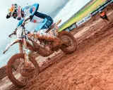 Motocrossowiec w błocie, zastanawia się, co ile filtr powietrza, by utrzymać maszynę w ruchu.