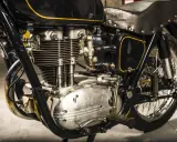 Klasyczny motocykl w czarnym malowaniu z żółtymi wstawkami, gotowy do rejestracji na zabytek. Widoczny potężny silnik i skórzane siodło.