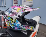 Kolorowy kask na quadzie. Czy na quadzie trzeba mieć kask? Zawsze! Bezpieczeństwo przede wszystkim.
