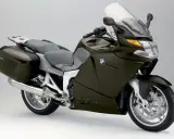 BMW K 1200 GT w kolorze ciemnozielonym z kuframi, na białym tle.