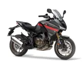 Nowoczesny motocykl Honda NT 1100 w kolorze grafitowym z czerwonymi akcentami, gotowy na dalekie podróże.
