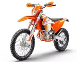 Pomarańczowy motocykl KTM EXC 450, gotowy do akcji. Zastanawiasz się, ktm exc 450 ile koni ma pod maską?