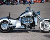 Srebrny motocykl Boss Hoss V8 z potężnym silnikiem V8, błyszczącymi chromowanymi elementami i masywnymi kołami.