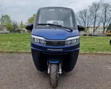 Niebieski, zabudowany skuter elektryczny IAMELECTRIC, idealny do miasta, nie wymaga prawa jazdy.