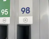 Na dystrybutorze paliw widoczne są oznaczenia 95 E10 i 98 E5. To informacja, jakie paliwo czterosuwowe wybrać.