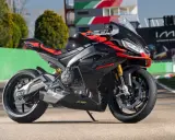 Czarna sportowa Aprilia RS 660 Factory na torze wyścigowym. Poznaj jej aprilia rs 660 dane techniczne i poczuj moc.