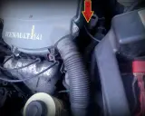 Silnik Renault 1.4 Injection. Czerwona strzałka wskazuje miejsce, które może być przyczyną braku iskry.
