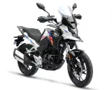 Nowy motocykl 125cc gotowy do docierania. Biało-czarny z czerwono-niebieskimi akcentami, z wysoką szybą i bagażnikiem.