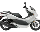 Biały skuter Honda PCX 125, idealny do miasta. Sprawdź honda pcx 125 dane techniczne i ciesz się jazdą.