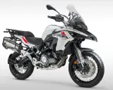 Biały motocykl turystyczny Benelli TRK 502X. Zastanawiasz się, jakie prawo jazdy na motor 1000? Ten model to świetny wybór na początek.