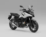 Biało-czarny motocykl Honda NC 750, gotowy do drogi. Sprawdź honda nc 750 dane techniczne.