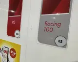 Dwa rodzaje paliwa: 95 E10 i Racing 100 E5. Wybierz paliwo 100 oktanowe dla lepszych osiągów.