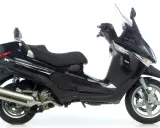 Czarny Piaggio Xevo 125, gotowy do jazdy. Poznaj jego piaggio xevo 125 dane techniczne i poczuj wolność.