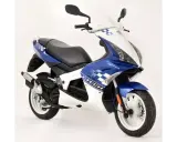 Sportowy skuter Peugeot Jet Force 50 w biało-niebieskich barwach z motywem szachownicy.