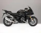 Czarny motocykl BMW R1200RS z widocznym silnikiem typu bokser i złotymi elementami zawieszenia. Dane techniczne tego modelu są imponujące.