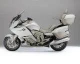 Elegancki motocykl BMW K1600GTL w kolorze perłowej bieli i beżu. Poznaj jego bmw k1600gtl dane techniczne i ciesz się komfortem podróży.