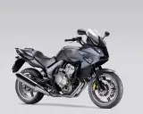 Szary motocykl Honda CBF 600 z wtryskiem paliwa, gotowy na każdą drogę.