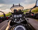 Jazda motocyklem przez pola rzepaku. Uważaj, by nie dostać mandatu za brak kategorii A!