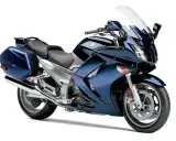 Granatowy motocykl Yamaha FJR 1300, z kuframi. Wady tego modelu to m.in. wysoka cena i waga.