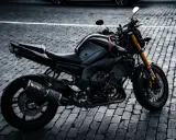 Czarny motocykl na bruku, gotowy do sprowadzenia motocykli z USA.