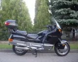 Czarny motocykl Honda Pacific Coast z kufrem. Poznaj honda pc 800 dane techniczne i poczuj wolność na drodze.