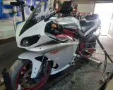 Sportowy motocykl Yamaha R1, biało-szary, z czerwonymi akcentami, przygotowywany do jazdy na A2.