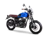 Niebieski motocykl Romet SCMB 125 w stylu scrambler, z brązowym siedzeniem i oponami terenowymi.