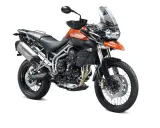 Pomarańczowy motocykl adventure, idealny do długich podróży. Sprawdź jego **triumph tiger 800 dane techniczne** i ruszaj na przygodę!