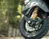 Now, when I kupiłem motocykl, czas na jazdę! Widok na przednie koło, amortyzator i hamulce.