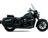 Czarny Suzuki Intruder 1500 z kuframi i szybą. Choć piękny, warto znać jego wady przed zakupem.