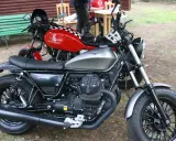 Dwa motocykle Moto Guzzi, jeden srebrny, drugi czerwony z szachownicą. Może to przypomnienie o opłacie skarbowej za motocykl z zagranicy.