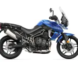 Niebieski motocykl Triumph Tiger 800 XRX Low gotowy na przygodę.