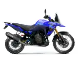 Niebieski motocykl Suzuki V-Strom 800 DE z akcesoriami, gotowy na przygodę.