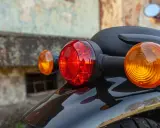 Czerwone i pomarańczowe światła w motocyklu, gotowe do drogi.