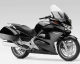 Czarny motocykl Honda Pan European z kuframi, gotowy na długie podróże.