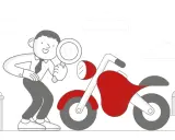 Mężczyzna z lupą sprawdza motocykl. Czy przegląd motocykla po terminie jest konieczny?