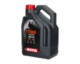 Czarny kanister z olejem Motul 7100 10W-40. Czy Motul to dobry olej? Tak, to syntetyczny olej do motocykli.