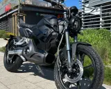Czarny motocykl Super Soco TC. Dowiedz się, jak zabezpieczyć motocykl przed kradzieżą, stosując najlepsze metody.