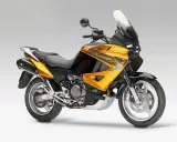 Żółto-czarny motocykl Honda Varadero XL 1000 z dużą szybą, gotowy na dalekie podróże.