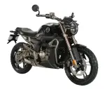 Czarny motocykl z brązowymi elementami, gotowy na przygodę na A1.